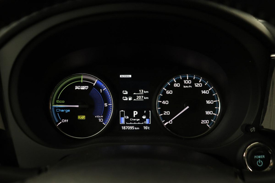 Mitsubishi Outlander 2.4 PHEV Intense+ | Schuifdak | Trekhaak | Stoelverwarming | Carplay | Camera | Full LED | Stuurverwarming | Keyless | Dodehoek detectie | Half leder