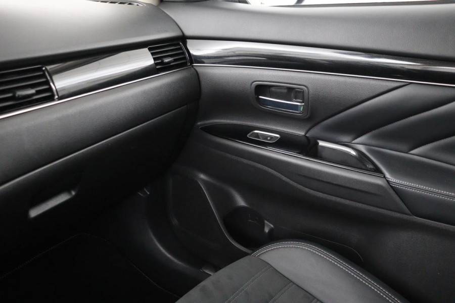 Mitsubishi Outlander 2.4 PHEV Intense+ | Schuifdak | Trekhaak | Stoelverwarming | Carplay | Camera | Full LED | Stuurverwarming | Keyless | Dodehoek detectie | Half leder