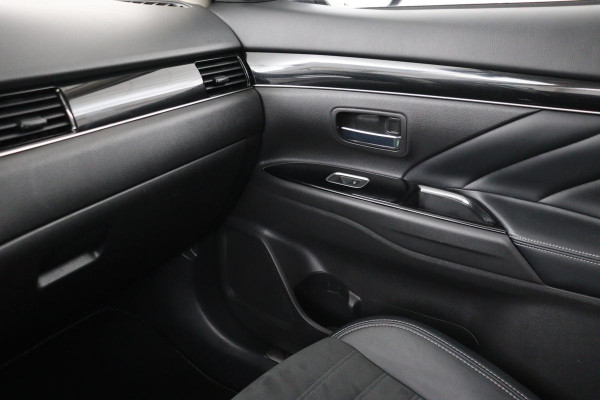 Mitsubishi Outlander 2.4 PHEV Intense+ | Schuifdak | Trekhaak | Stoelverwarming | Carplay | Camera | Full LED | Stuurverwarming | Keyless | Dodehoek detectie | Half leder