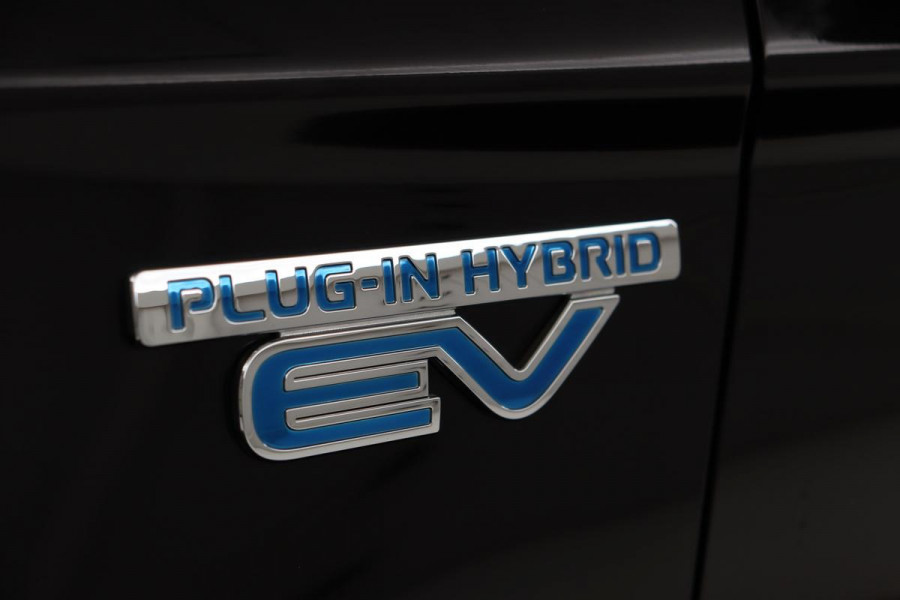 Mitsubishi Outlander 2.4 PHEV Intense+ | Schuifdak | Trekhaak | Stoelverwarming | Carplay | Camera | Full LED | Stuurverwarming | Keyless | Dodehoek detectie | Half leder