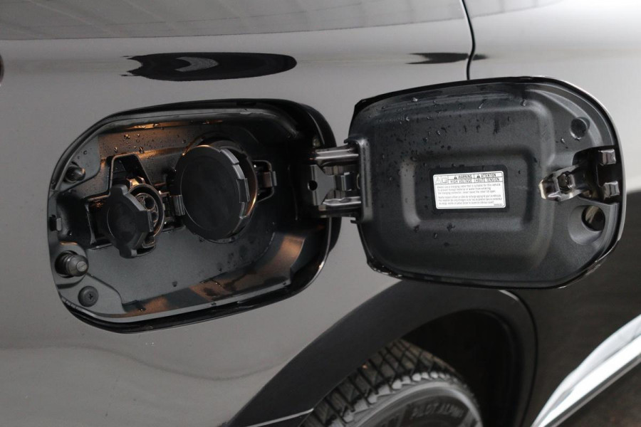 Mitsubishi Outlander 2.4 PHEV Intense+ | Schuifdak | Trekhaak | Stoelverwarming | Carplay | Camera | Full LED | Stuurverwarming | Keyless | Dodehoek detectie | Half leder