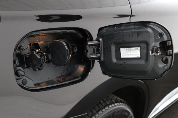 Mitsubishi Outlander 2.4 PHEV Intense+ | Schuifdak | Trekhaak | Stoelverwarming | Carplay | Camera | Full LED | Stuurverwarming | Keyless | Dodehoek detectie | Half leder
