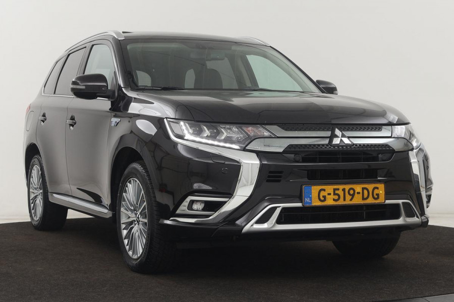 Mitsubishi Outlander 2.4 PHEV Intense+ | Schuifdak | Trekhaak | Stoelverwarming | Carplay | Camera | Full LED | Stuurverwarming | Keyless | Dodehoek detectie | Half leder