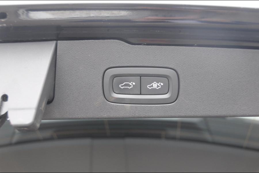 Volvo V60 B3 177PK Automaat R-Design Volvo V60 B3 177PK R-Design / Audio & Park Assist / Driver assist / Climate / Verwarmbare voorruit / 19''velgen