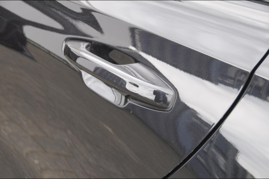 Volvo V60 B3 177PK Automaat R-Design Volvo V60 B3 177PK R-Design / Audio & Park Assist / Driver assist / Climate / Verwarmbare voorruit / 19''velgen
