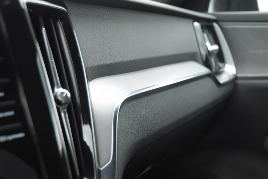 Volvo V60 B3 177PK Automaat R-Design Volvo V60 B3 177PK R-Design / Audio & Park Assist / Driver assist / Climate / Verwarmbare voorruit / 19''velgen