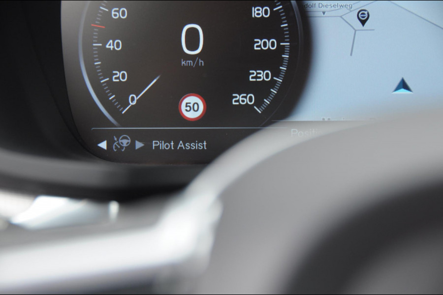 Volvo V60 B3 177PK Automaat R-Design Volvo V60 B3 177PK R-Design / Audio & Park Assist / Driver assist / Climate / Verwarmbare voorruit / 19''velgen