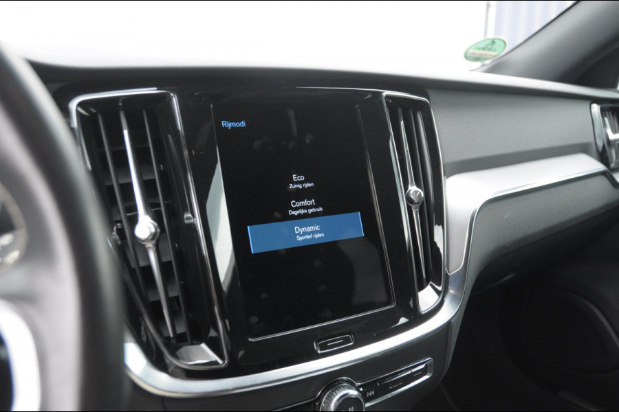 Volvo V60 B3 177PK Automaat R-Design Volvo V60 B3 177PK R-Design / Audio & Park Assist / Driver assist / Climate / Verwarmbare voorruit / 19''velgen