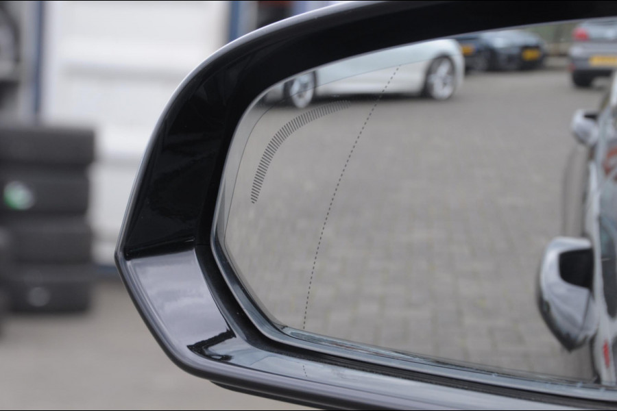 Volvo V60 B3 177PK Automaat R-Design Volvo V60 B3 177PK R-Design / Audio & Park Assist / Driver assist / Climate / Verwarmbare voorruit / 19''velgen