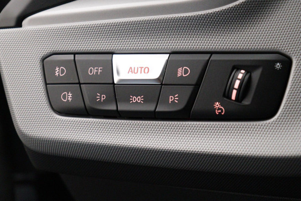 BMW 1-serie 118i Business Edition Plus Automaat (NAVIGATIE, PARKEERSENSOREN, CARPLAY, LED, 1e EIGENAAR, DEALER ONDERHOUDEN)