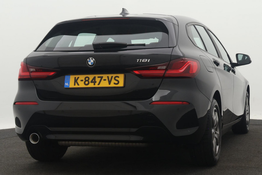 BMW 1-serie 118i Business Edition Plus Automaat (NAVIGATIE, PARKEERSENSOREN, CARPLAY, LED, 1e EIGENAAR, DEALER ONDERHOUDEN)