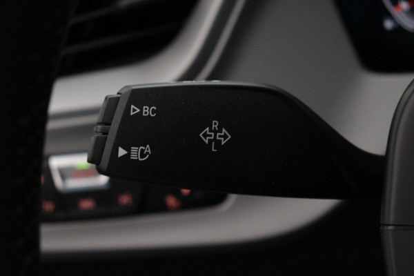 BMW 1-serie 118i Business Edition Plus Automaat (NAVIGATIE, PARKEERSENSOREN, CARPLAY, LED, 1e EIGENAAR, DEALER ONDERHOUDEN)