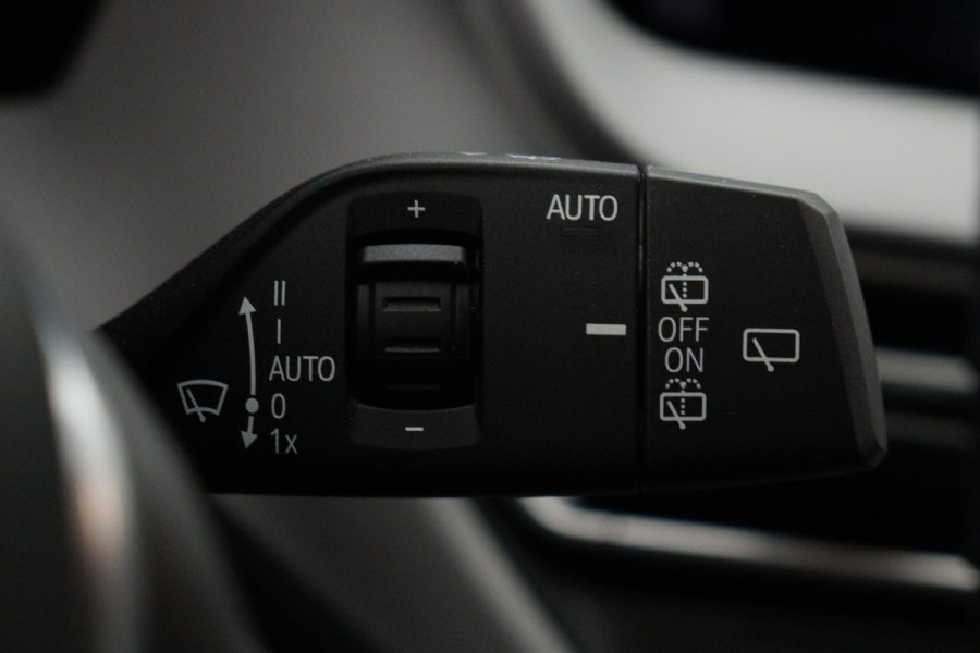 BMW 1-serie 118i Business Edition Plus Automaat (NAVIGATIE, PARKEERSENSOREN, CARPLAY, LED, 1e EIGENAAR, DEALER ONDERHOUDEN)