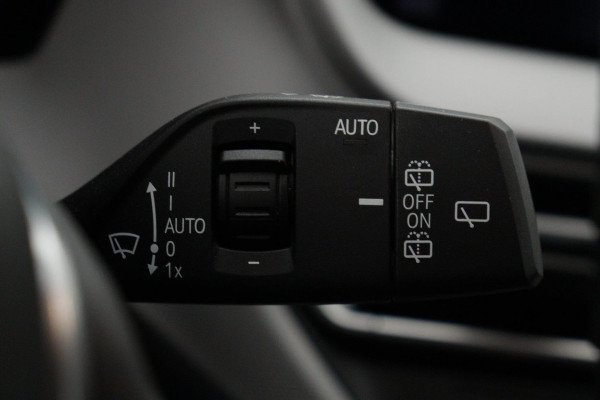 BMW 1-serie 118i Business Edition Plus Automaat (NAVIGATIE, PARKEERSENSOREN, CARPLAY, LED, 1e EIGENAAR, DEALER ONDERHOUDEN)