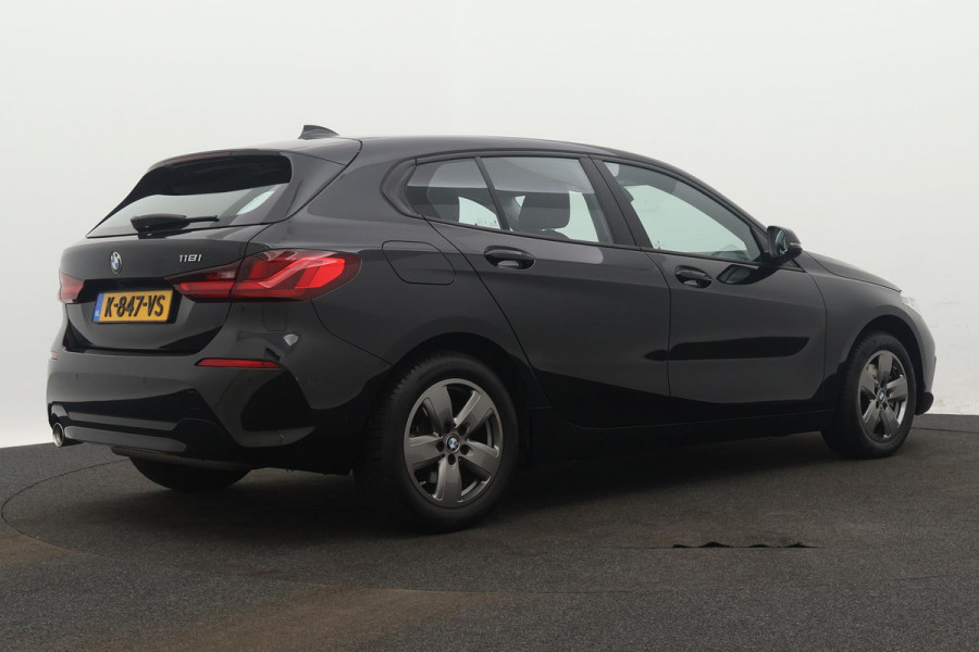 BMW 1-serie 118i Business Edition Plus Automaat (NAVIGATIE, PARKEERSENSOREN, CARPLAY, LED, 1e EIGENAAR, DEALER ONDERHOUDEN)