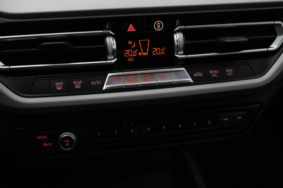 BMW 1-serie 118i Business Edition Plus Automaat (NAVIGATIE, PARKEERSENSOREN, CARPLAY, LED, 1e EIGENAAR, DEALER ONDERHOUDEN)