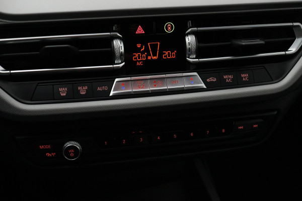 BMW 1-serie 118i Business Edition Plus Automaat (NAVIGATIE, PARKEERSENSOREN, CARPLAY, LED, 1e EIGENAAR, DEALER ONDERHOUDEN)