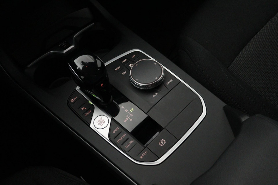 BMW 1-serie 118i Business Edition Plus Automaat (NAVIGATIE, PARKEERSENSOREN, CARPLAY, LED, 1e EIGENAAR, DEALER ONDERHOUDEN)