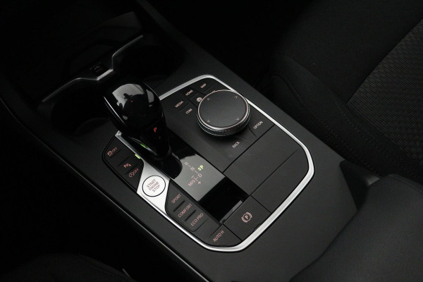 BMW 1-serie 118i Business Edition Plus Automaat (NAVIGATIE, PARKEERSENSOREN, CARPLAY, LED, 1e EIGENAAR, DEALER ONDERHOUDEN)