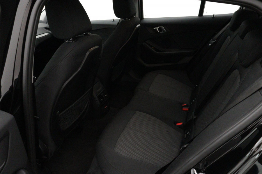 BMW 1-serie 118i Business Edition Plus Automaat (NAVIGATIE, PARKEERSENSOREN, CARPLAY, LED, 1e EIGENAAR, DEALER ONDERHOUDEN)
