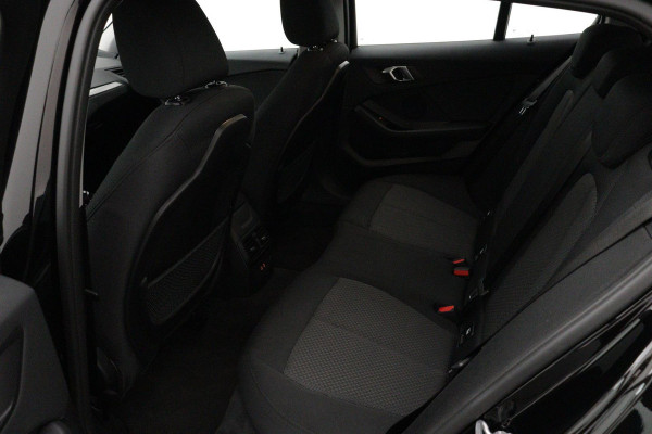 BMW 1-serie 118i Business Edition Plus Automaat (NAVIGATIE, PARKEERSENSOREN, CARPLAY, LED, 1e EIGENAAR, DEALER ONDERHOUDEN)