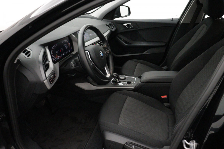 BMW 1-serie 118i Business Edition Plus Automaat (NAVIGATIE, PARKEERSENSOREN, CARPLAY, LED, 1e EIGENAAR, DEALER ONDERHOUDEN)