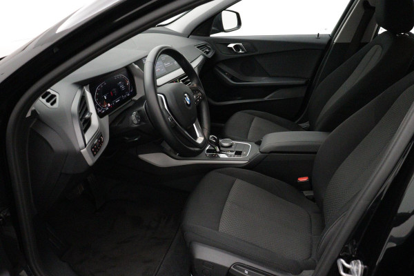 BMW 1-serie 118i Business Edition Plus Automaat (NAVIGATIE, PARKEERSENSOREN, CARPLAY, LED, 1e EIGENAAR, DEALER ONDERHOUDEN)