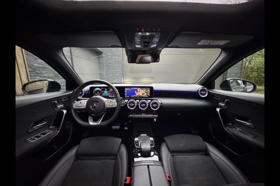 Mercedes-Benz A-Klasse 220 AMG 190pk Automaat | Panoramadak | LED Matrix verlichting | Sfeerverlichting | Night Pakket | Sportstoelen elektrisch verste