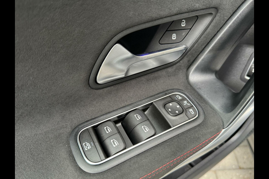 Mercedes-Benz A-Klasse 220 AMG 190pk Automaat | Panoramadak | LED Matrix verlichting | Sfeerverlichting | Night Pakket | Sportstoelen elektrisch verste