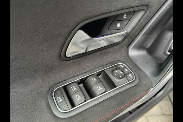Mercedes-Benz A-Klasse 220 AMG 190pk Automaat | Panoramadak | LED Matrix verlichting | Sfeerverlichting | Night Pakket | Sportstoelen elektrisch verste