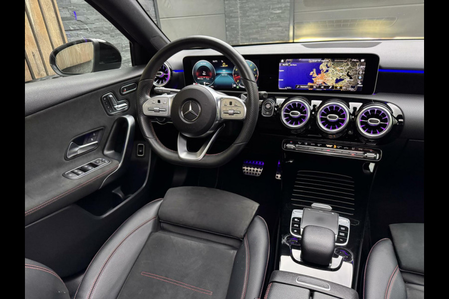 Mercedes-Benz A-Klasse 220 AMG 190pk Automaat | Panoramadak | LED Matrix verlichting | Sfeerverlichting | Night Pakket | Sportstoelen elektrisch verste