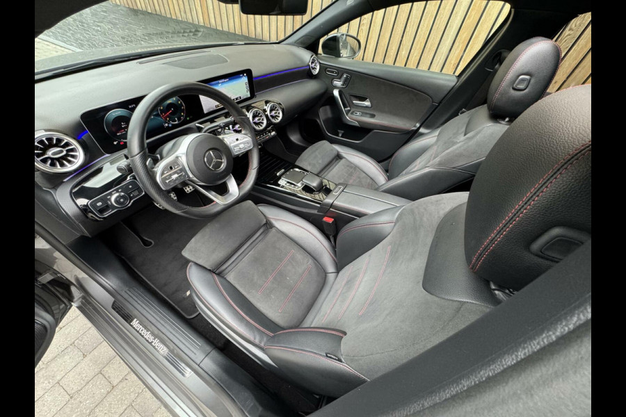 Mercedes-Benz A-Klasse 220 AMG 190pk Automaat | Panoramadak | LED Matrix verlichting | Sfeerverlichting | Night Pakket | Sportstoelen elektrisch verste