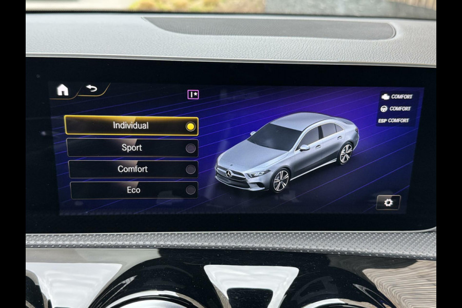 Mercedes-Benz A-Klasse 220 AMG 190pk Automaat | Panoramadak | LED Matrix verlichting | Sfeerverlichting | Night Pakket | Sportstoelen elektrisch verste