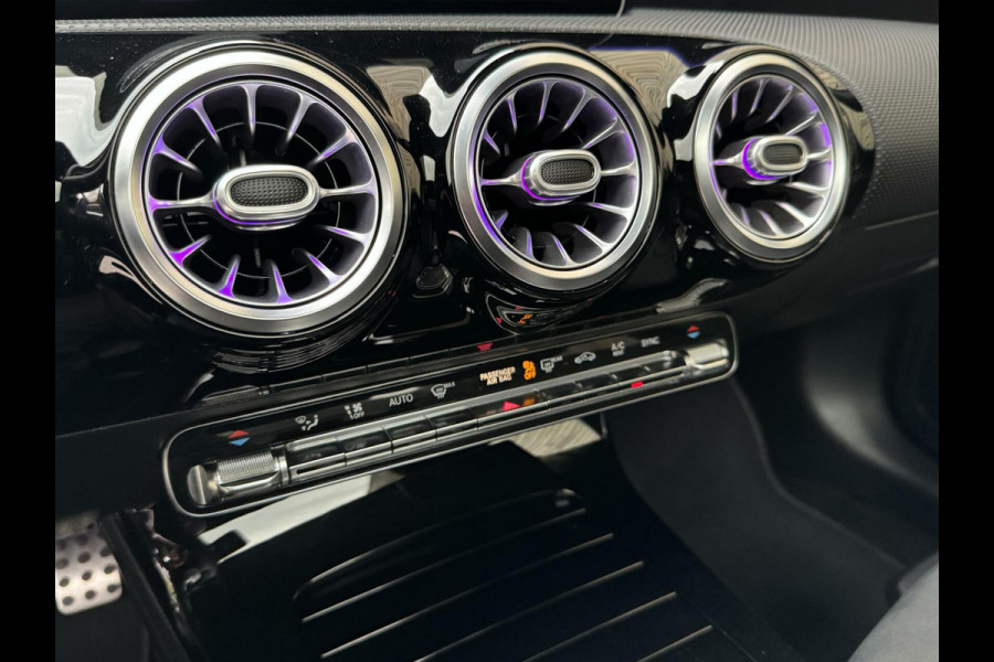 Mercedes-Benz A-Klasse 220 AMG 190pk Automaat | Panoramadak | LED Matrix verlichting | Sfeerverlichting | Night Pakket | Sportstoelen elektrisch verste