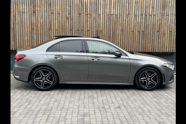 Mercedes-Benz A-Klasse 220 AMG 190pk Automaat | Panoramadak | LED Matrix verlichting | Sfeerverlichting | Night Pakket | Sportstoelen elektrisch verste