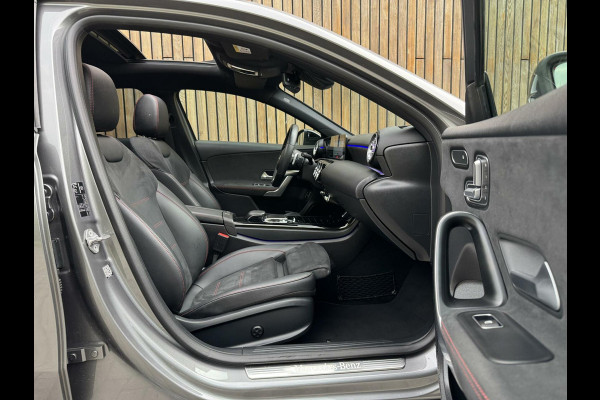 Mercedes-Benz A-Klasse 220 AMG 190pk Automaat | Panoramadak | LED Matrix verlichting | Sfeerverlichting | Night Pakket | Sportstoelen elektrisch verste