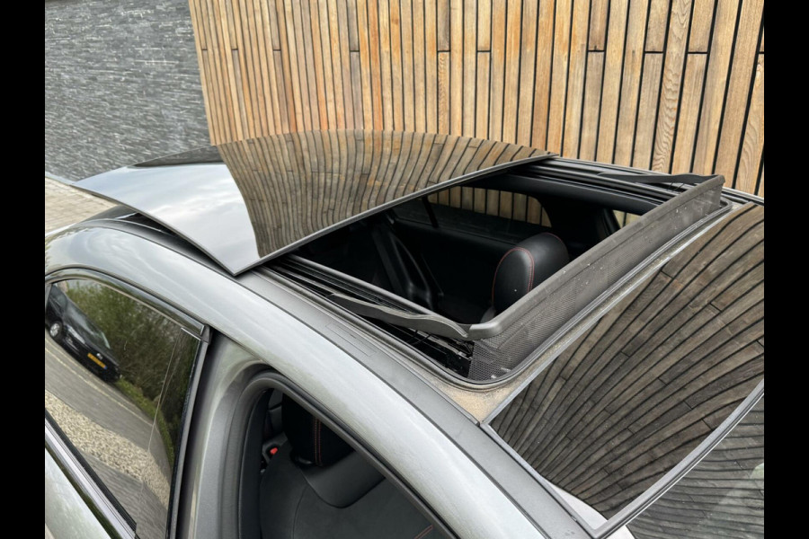Mercedes-Benz A-Klasse 220 AMG 190pk Automaat | Panoramadak | LED Matrix verlichting | Sfeerverlichting | Night Pakket | Sportstoelen elektrisch verste