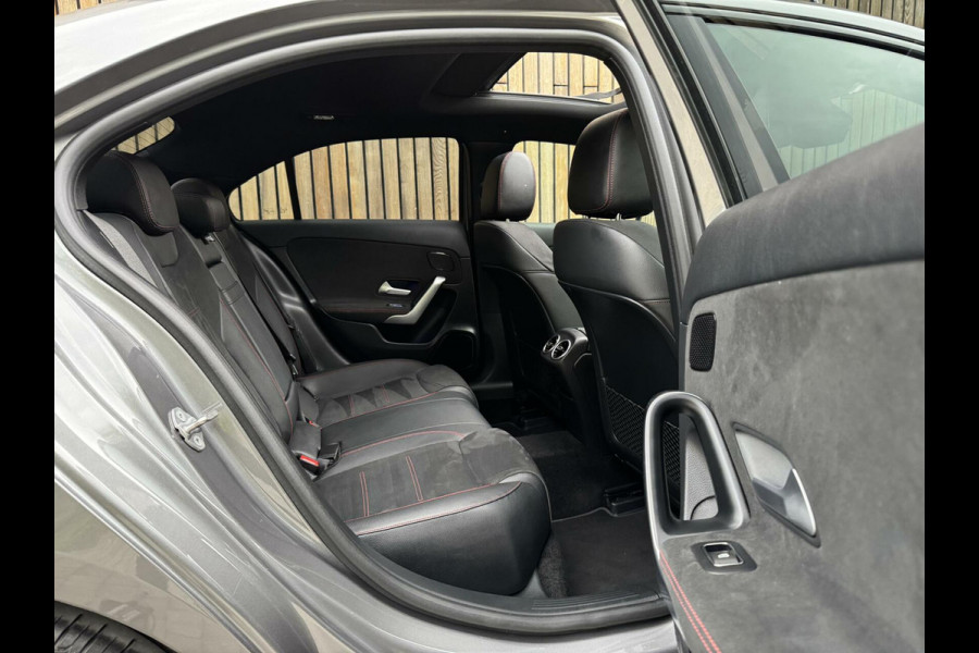 Mercedes-Benz A-Klasse 220 AMG 190pk Automaat | Panoramadak | LED Matrix verlichting | Sfeerverlichting | Night Pakket | Sportstoelen elektrisch verste