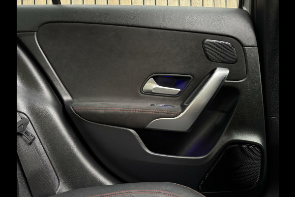 Mercedes-Benz A-Klasse 220 AMG 190pk Automaat | Panoramadak | LED Matrix verlichting | Sfeerverlichting | Night Pakket | Sportstoelen elektrisch verste