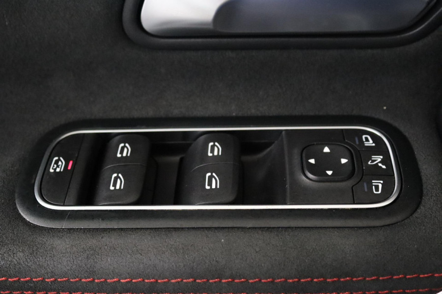 Mercedes-Benz CLA-Klasse 220 AMG (PARKEERSENSOREN, NAVIGATIE, ACHTERUITRIJCAMERA, AMG, NL-AUTO, GOED ONDERHOUDEN)