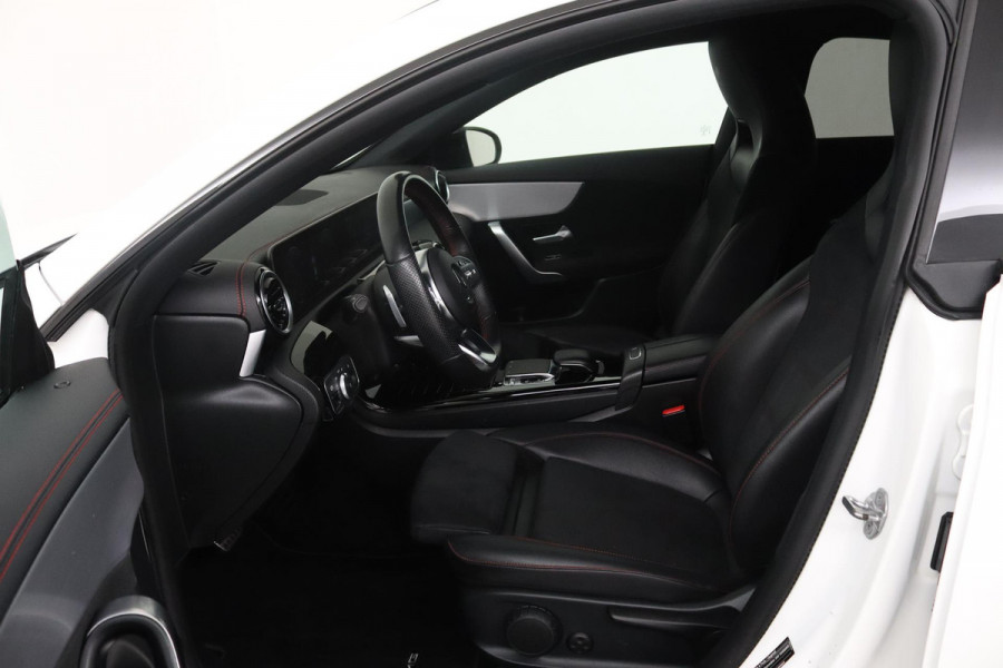 Mercedes-Benz CLA-Klasse 220 AMG (PARKEERSENSOREN, NAVIGATIE, ACHTERUITRIJCAMERA, AMG, NL-AUTO, GOED ONDERHOUDEN)