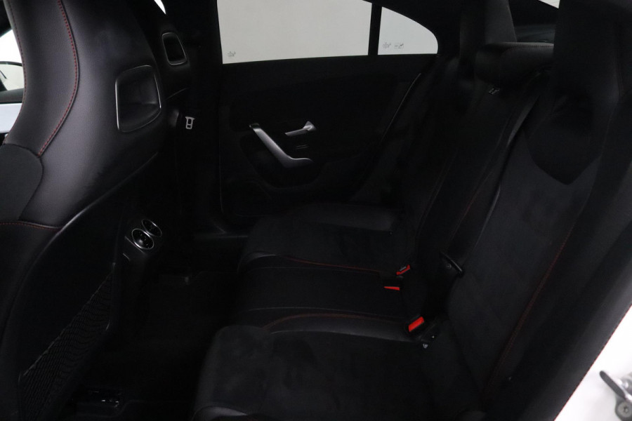 Mercedes-Benz CLA-Klasse 220 AMG (PARKEERSENSOREN, NAVIGATIE, ACHTERUITRIJCAMERA, AMG, NL-AUTO, GOED ONDERHOUDEN)