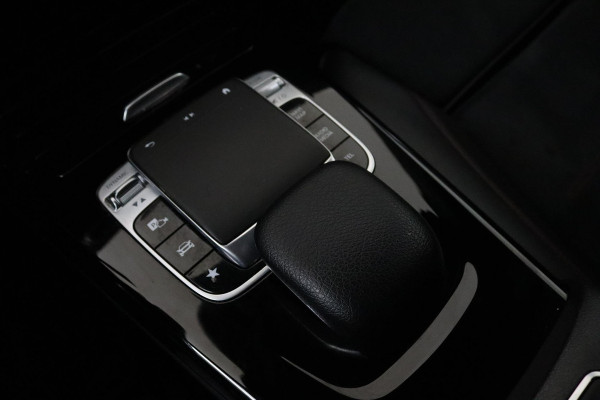 Mercedes-Benz CLA-Klasse 220 AMG (PARKEERSENSOREN, NAVIGATIE, ACHTERUITRIJCAMERA, AMG, NL-AUTO, GOED ONDERHOUDEN)