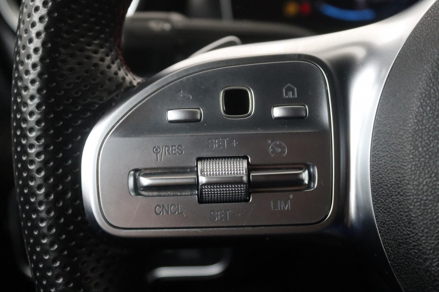 Mercedes-Benz CLA-Klasse 220 AMG (PARKEERSENSOREN, NAVIGATIE, ACHTERUITRIJCAMERA, AMG, NL-AUTO, GOED ONDERHOUDEN)