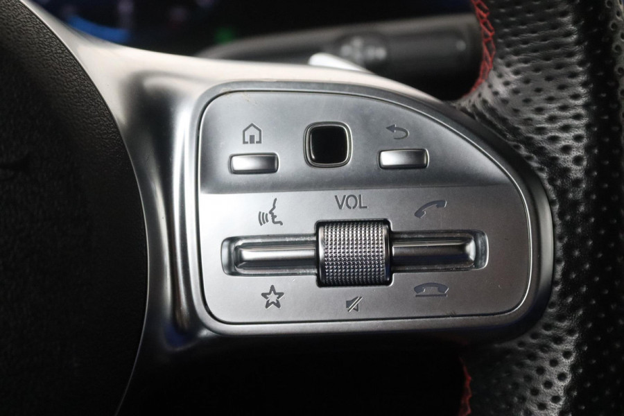 Mercedes-Benz CLA-Klasse 220 AMG (PARKEERSENSOREN, NAVIGATIE, ACHTERUITRIJCAMERA, AMG, NL-AUTO, GOED ONDERHOUDEN)