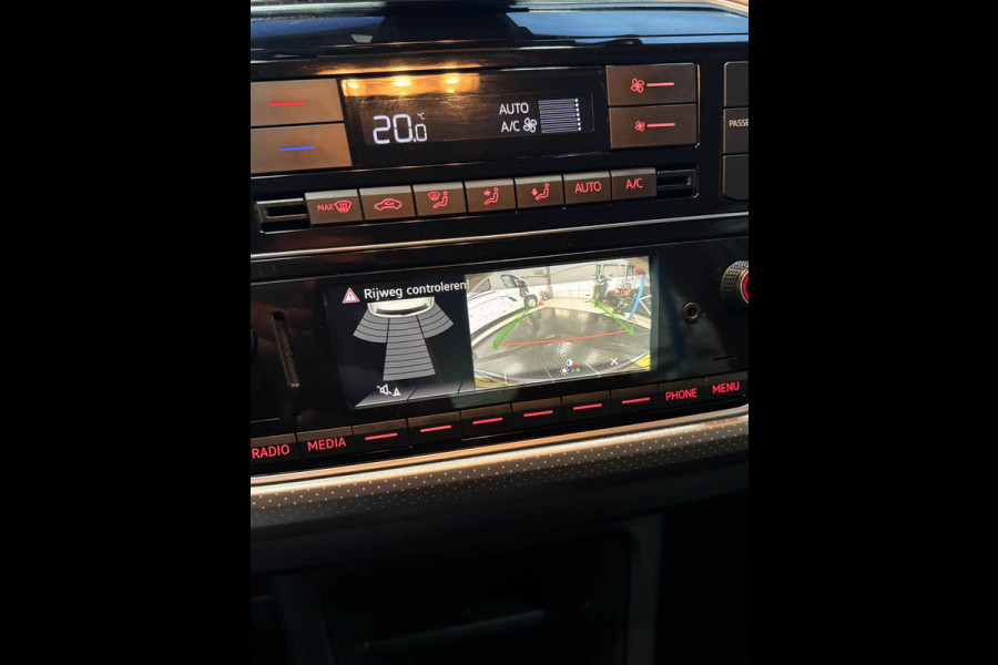 Volkswagen up! 1.0 BMT high up! Clima | Cruise |Navi | Camera | Stoelverwarming | PDC