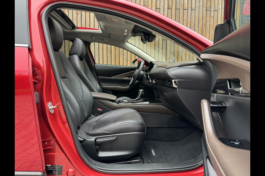 Mazda CX-30 2.0 e-SkyActiv-X M Hybrid Luxury Automaat | Open dak | Bordeauxrode lak | Stoel en- Stuurwielverwarming | Rondomzicht camera | A