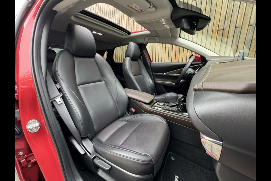 Mazda CX-30 2.0 e-SkyActiv-X M Hybrid Luxury Automaat | Open dak | Bordeauxrode lak | Stoel en- Stuurwielverwarming | Rondomzicht camera | A