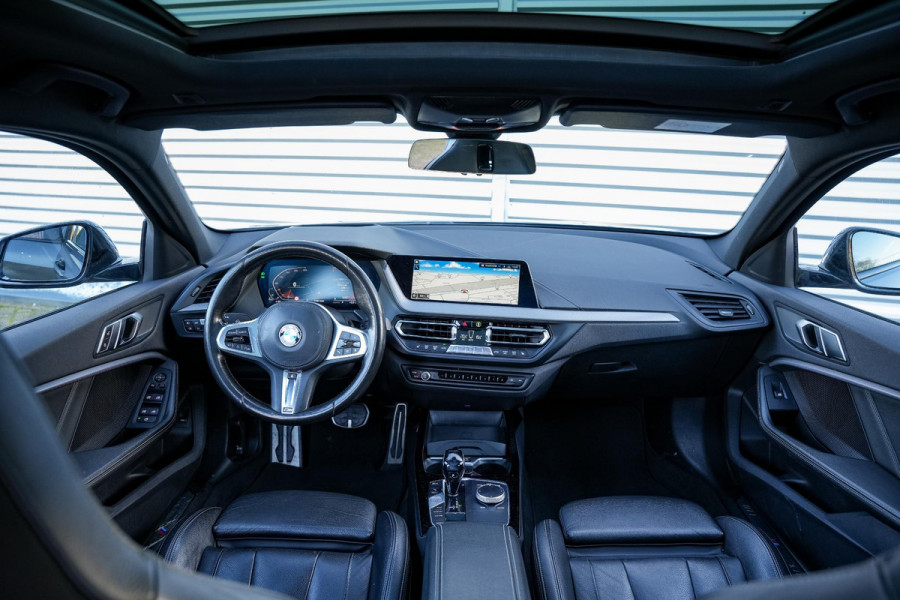 BMW 1-serie 120d xDrive High Executive Edition M Pakket Panoramadak Ambient Sportstoelen Stuurverw. 18”LM