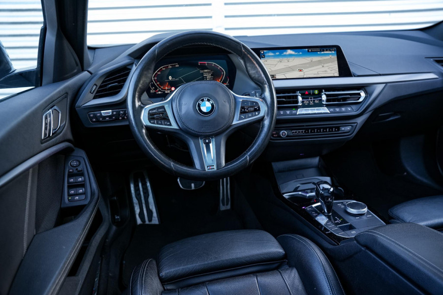 BMW 1-serie 120d xDrive High Executive Edition M Pakket Panoramadak Ambient Sportstoelen Stuurverw. 18”LM
